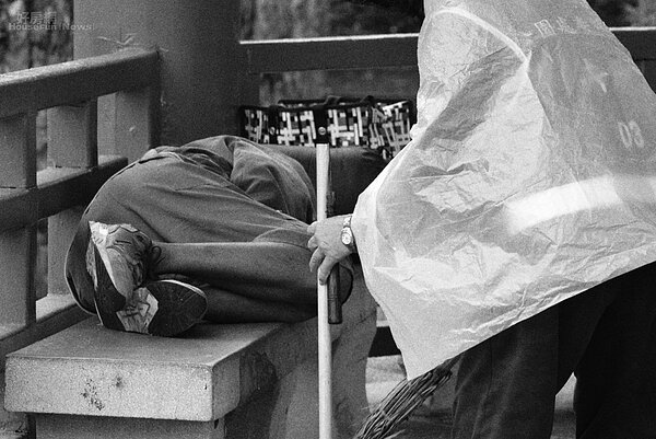 寒流來襲,流浪漢只能縮在路邊寒冷。（好房網News記者 陳韋帆/攝影）