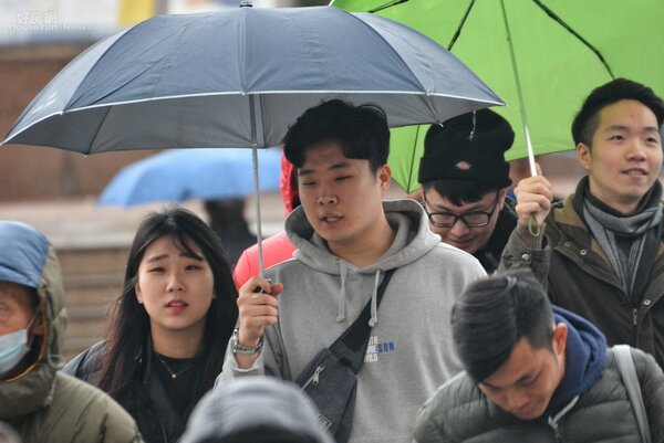 情侶共撐一把傘放閃。（好房網News記者 陳韋帆/攝影）