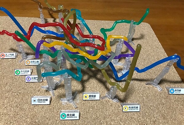 有推特網友分享自己花費5小時才組裝完成的東京地下鐵全套扭蛋。（圖／翻攝自@maito316推特）