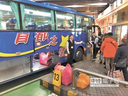 首都客運在春節期間推出優惠方案，市府轉運站往返宜蘭、羅東或礁溪，全票優惠打82折。（張立勳攝）