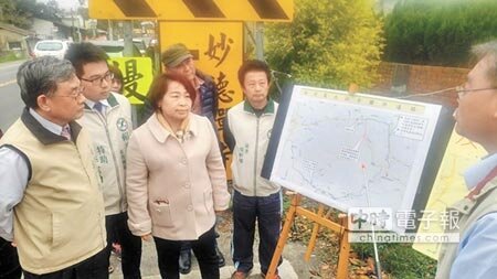 觀光勝地白河關子嶺長期有車輛壅塞問題,台南市議會議長賴美惠(左三)、副市長吳宗榮(左一)及交通局、工務局等相關單位,昨日與當地民眾勘查交通瓶頸點。(莊曜聰攝)