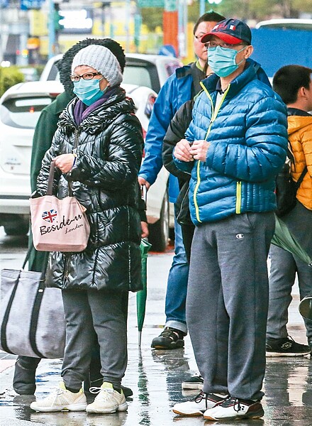 氣象局針對雙北市、基隆發布大雨特報，周日至下周二受寒流影響最冷。 記者鄭清元／攝影