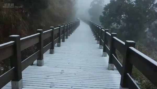 宜蘭太平山翠峰湖環山步道今天清晨降下冰霰。圖／黃清漢提供