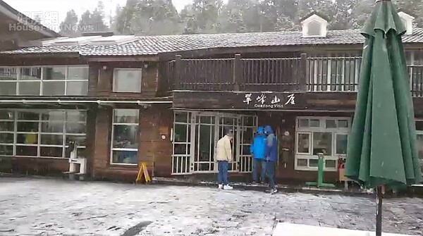 宜蘭太平山翠峰湖區今天降雪。圖／黃清漢