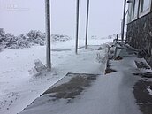 這些高山成「銀白世界」　追雪族注意交通
