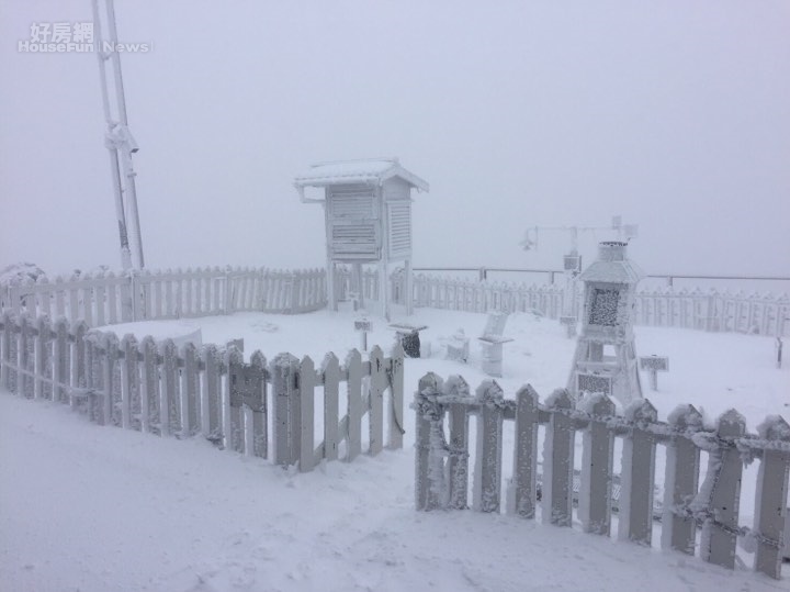 玉山今天11時20分積雪達8.9公分。圖／中央氣象局提供