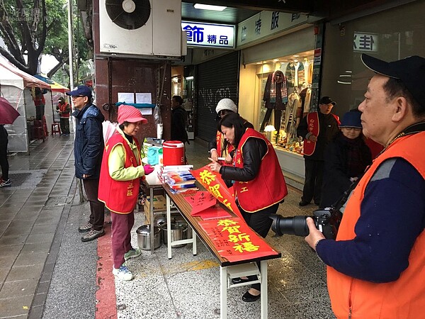 文祥里送春聯活動 永慶協辦(永慶忠孝杭南店提供)