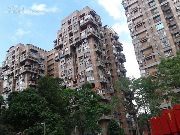 5. 「敦煌大廈」為台北市民生社區老字號知名大樓。