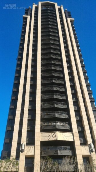 2.「長虹天璽」樓高28層，外觀高聳氣派。
