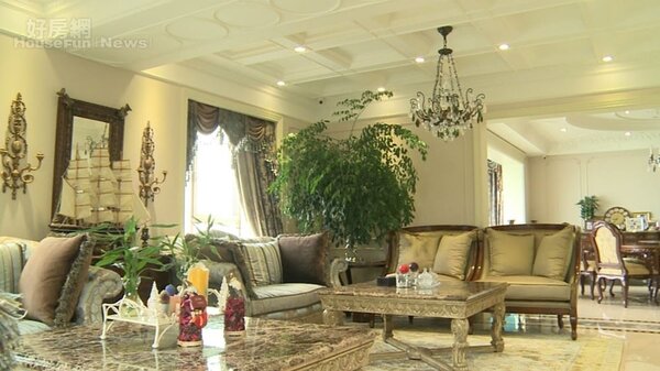 6. 林瑞陽夫婦位在上海豪宅，裝潢走巴洛克風，沙發、吊燈價值不菲。（翻攝自新浪娛樂微博）
