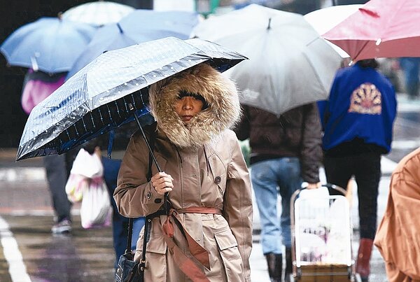 氣象局持續針對各縣市發布低溫特報,各縣市恐出現10度以下低溫,溼冷的天氣還會持續,外出民眾應多注意保暖。 記者林俊良/攝影