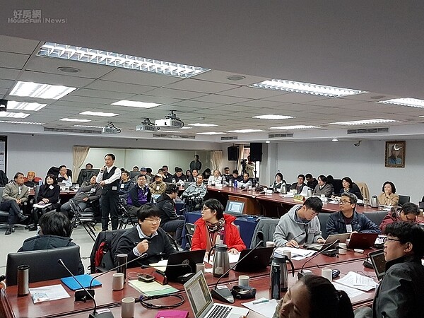 營建署昨天針對桃園航空城減縮127公頃舉辦聽證會,穿紅衣發言的是贊成方,男生發言的是反對方。圖/營建署