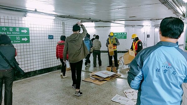 中市府助探訪街友(台中市政府)