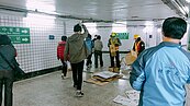 連地下道都不讓睡　台中街友難過年