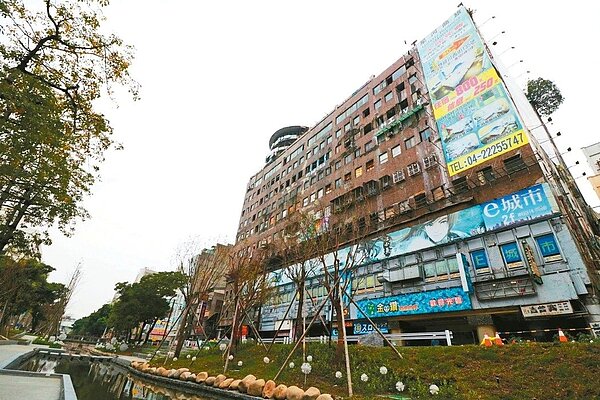 有41年歷史的千越綠川大樓曾是中區指標性建築,86年開始閒置、95年又遇火災,燒走該大樓的未來與繁華。 圖/台中市府提供