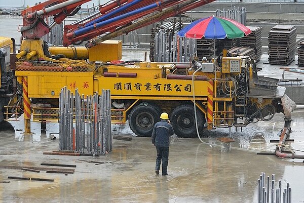 寒流來，工人還要趕工！（好房網News記者陳韋帆攝影）