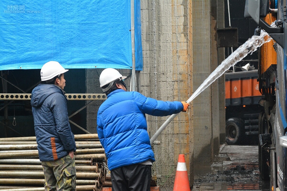 寒流來襲工人仍辛勤施工。(好房網News記者　陳韋帆／攝影)