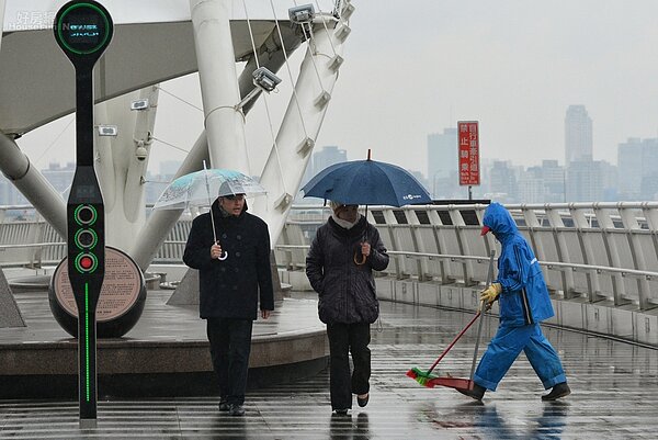 寒流來襲遠雄仍叫環保人員出外清掃地板。(好房網News記者 陳韋帆/攝影)