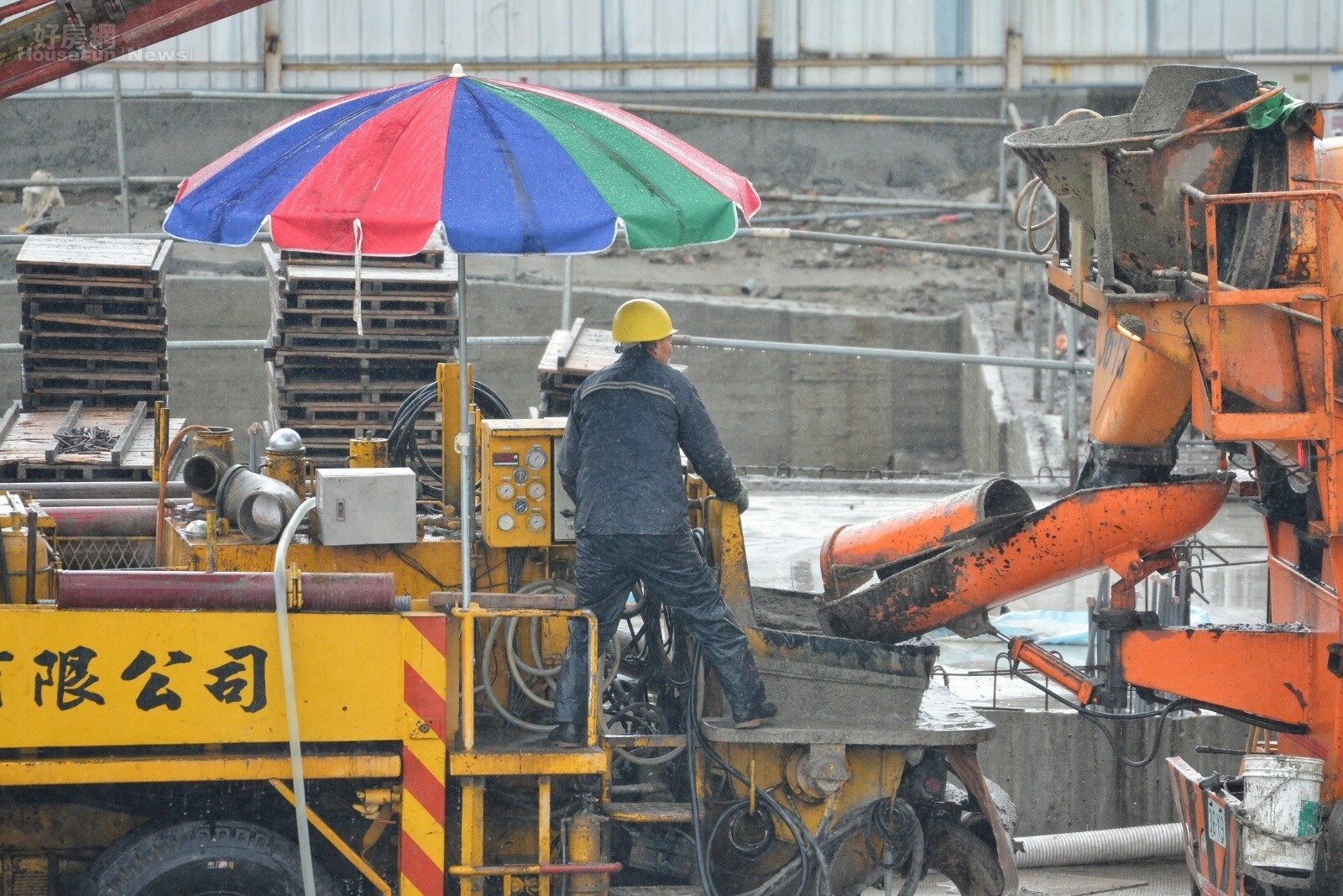 寒流來襲工人仍辛勤施工。(好房網News記者　陳韋帆／攝影)