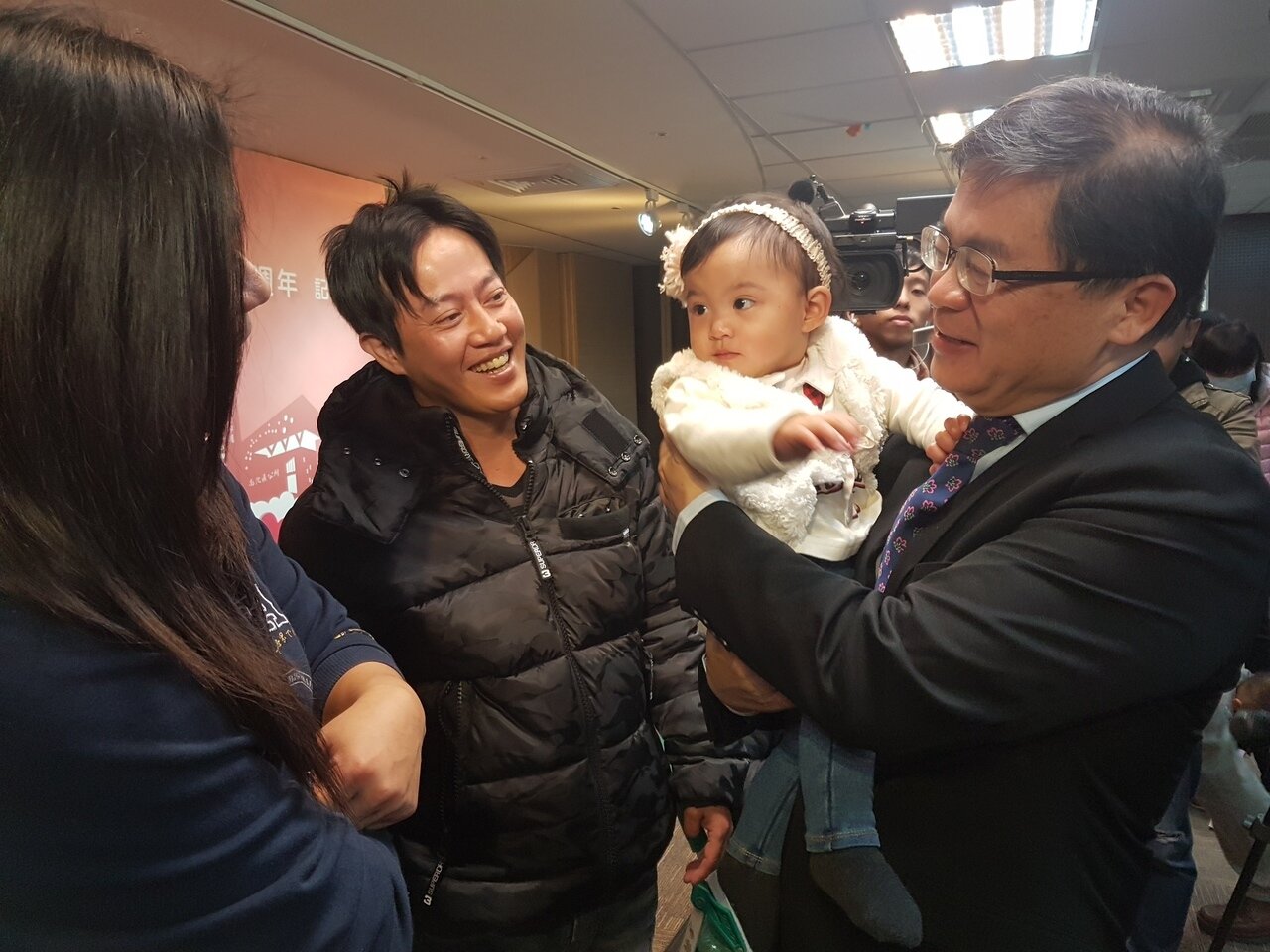 台南市長李孟諺（右） 上午在地震重建記者會中抱著受災戶的孩子 記者修瑞瑩/攝影