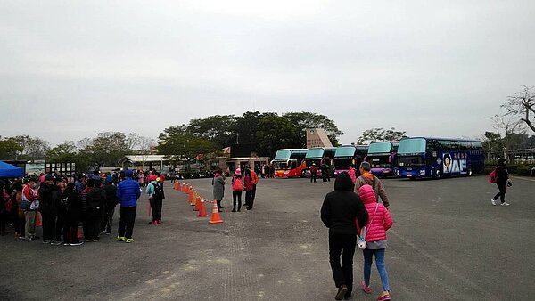 高雄市府加開大巴士接駁。記者謝梅芬/攝影