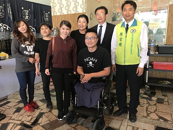 永大路上「食客海產」餐廳老闆方玉輝(後排右三)在維冠救災期間,借給台南市政府當物資調度和義工休息站。記者綦守鈺/攝影