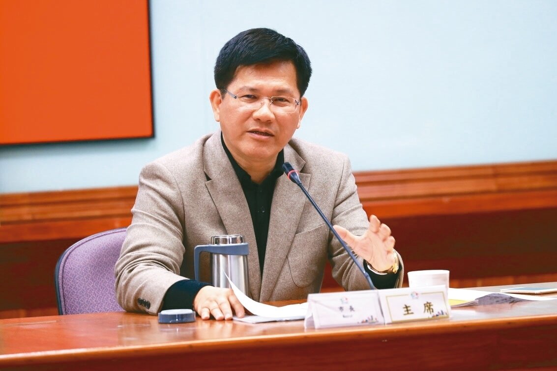 台中市長林佳龍昨在市政會議強調「要改變這座城市,並非要超高趕北,而是要接軌國際」。 記者余采瀅/攝影