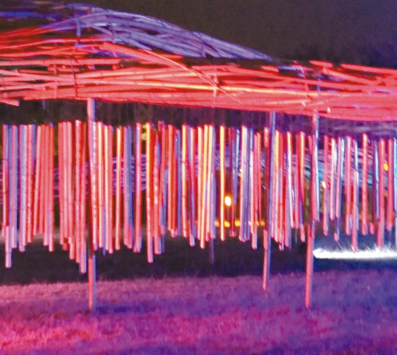 「流動光景」作品以竹棚形式建構水紋造型戶外雕塑，與光影營造奇幻寧靜流動空間，結合編織竹鈴。 記者魯永明／攝影