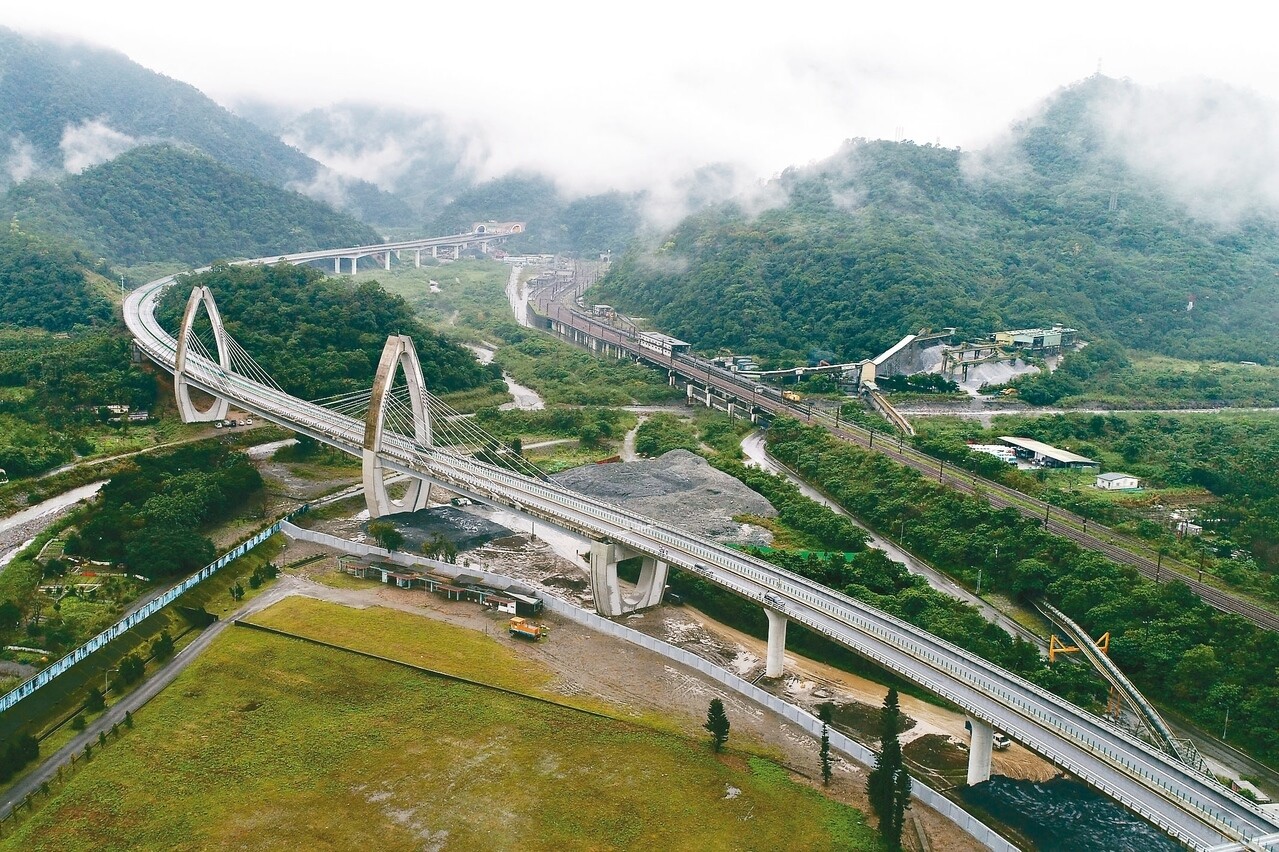 蘇花改善工程道路昨天通車，沿線美景讓用路人盡收眼底，其中白米脊背橋最具特色。 記者許正宏／攝影