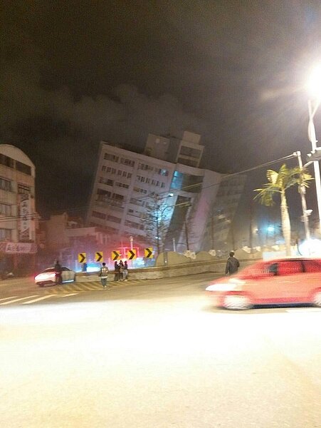 20180206晚間強震,花蓮大樓倒塌(圖/翻攝自花蓮同鄉會-臉書專頁)