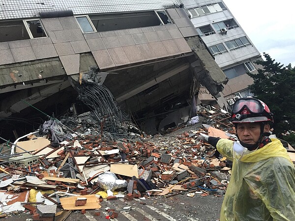 雲翠大樓坍塌嚴重，經驗豐富的紅十字會第2救災大隊長張德忠坦言搜救難度很高。（好房網News記者黃靖惠／攝影）