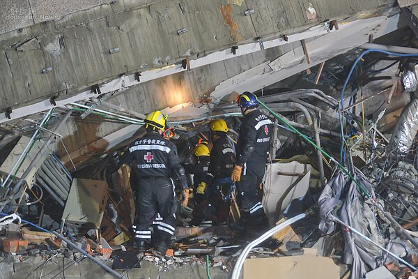 國家地震工程研究中心主任黃世建指出,造成統帥飯店和雲門翠堤大樓倒塌有兩大原因(好房網News記者張聖奕/攝影)