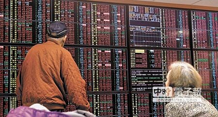 受美股跌深反彈激勵,台股昨收盤大漲147.54點,終場加權指數收在10551.54點,成交值1735.44億元。(顏謙隆攝)