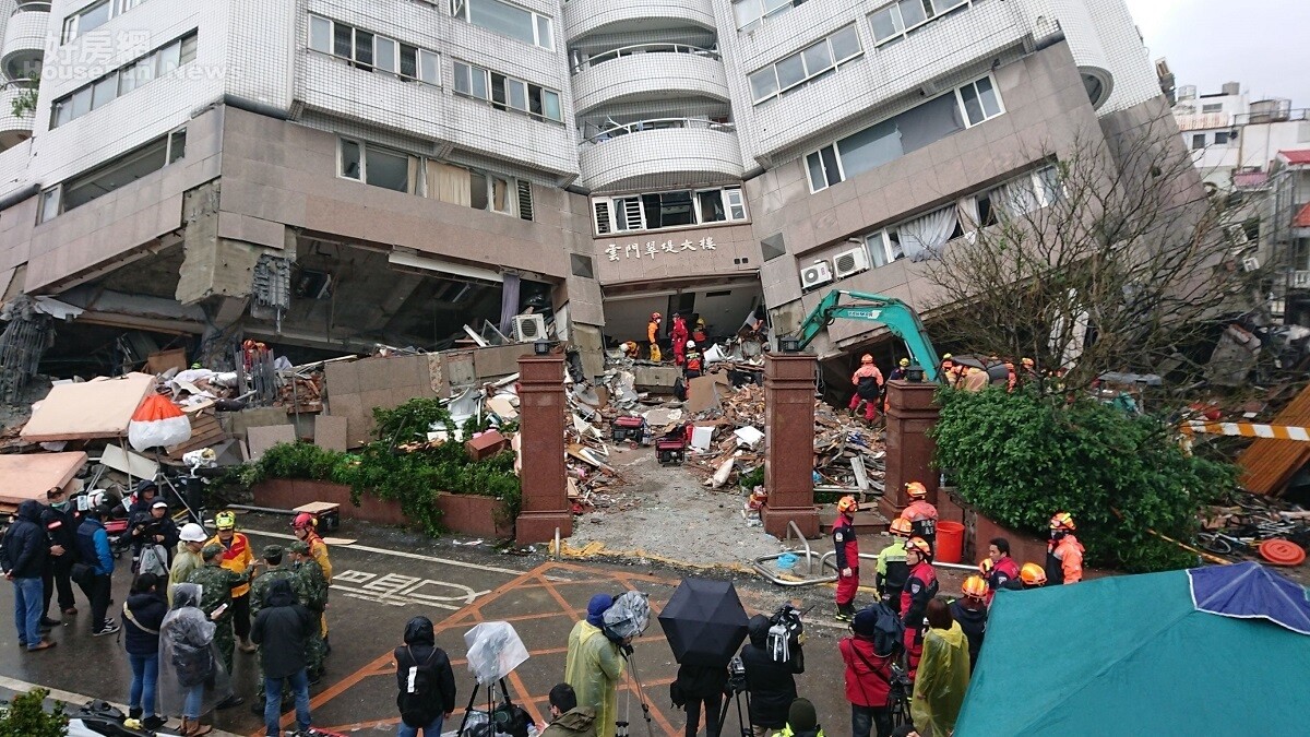 花蓮大地震進入第29小時,救難隊持續搜救雲翠大樓。(好房網News記者張聖奕攝影)