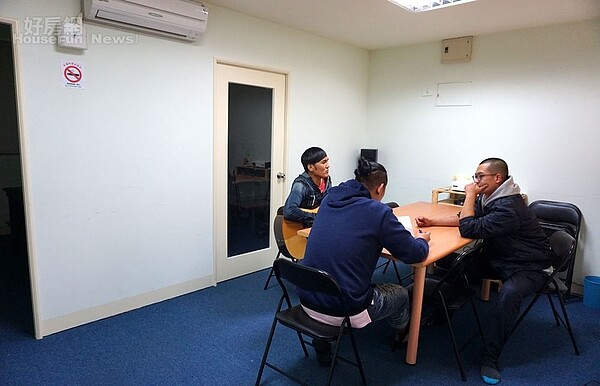 8.門口旁還有一間會議室,採訪當天剛好林思杰與LowDs、大狗有場會議,開會氣氛相當融恰,靈感一來抱著吉他彈唱也沒問題。