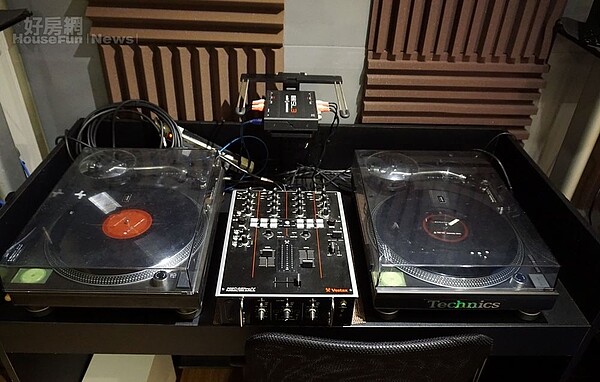 6-7隔壁練團室可見到電子鼓、黑膠唱盤…等器材,林思杰表示光器材採買就花費將近150萬。