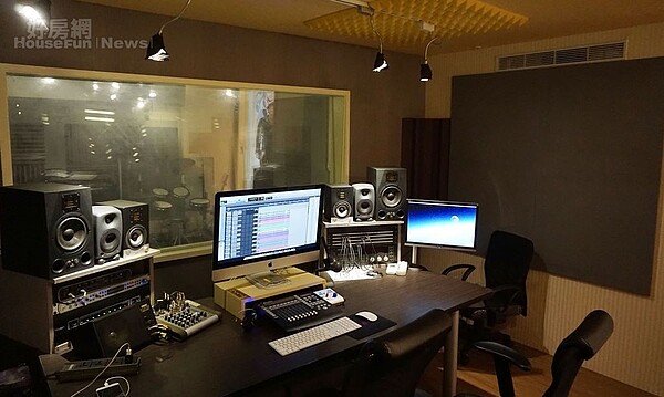 4-5.錄音室裡各種音樂設備一應俱全,隔音效果也很紮實,林思杰也經常在這裡與團隊一起討論音樂。