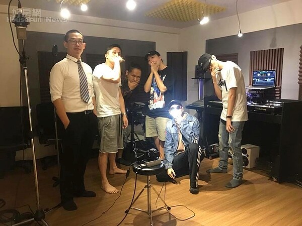 9.除了旗下T.A.G歹徒成員團體,像是知名饒舌歌手Simon也來過這裡錄音,林思杰也歡迎熱愛音樂的朋友多多交流合作。