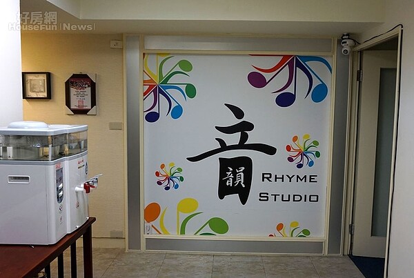 3.走進大門,映入眼前的是印著工作室名稱的超大牆面。