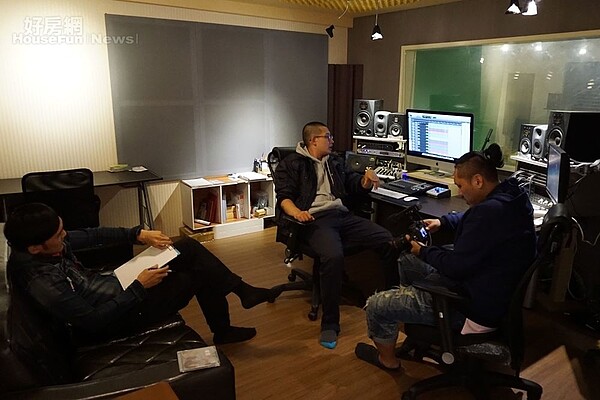 4-5.錄音室裡各種音樂設備一應俱全,隔音效果也很紮實,林思杰也經常在這裡與團隊一起討論音樂。