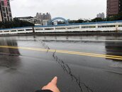 花蓮大地震影響　桃園龜山自強橋面竟然也裂了
