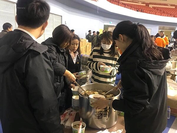 永慶不動產花蓮吉安和平加盟店自發性投入震災,自掏腰包煮羊肉爐、薑母鴨供災民取暖。圖/唐嘉萍提供。