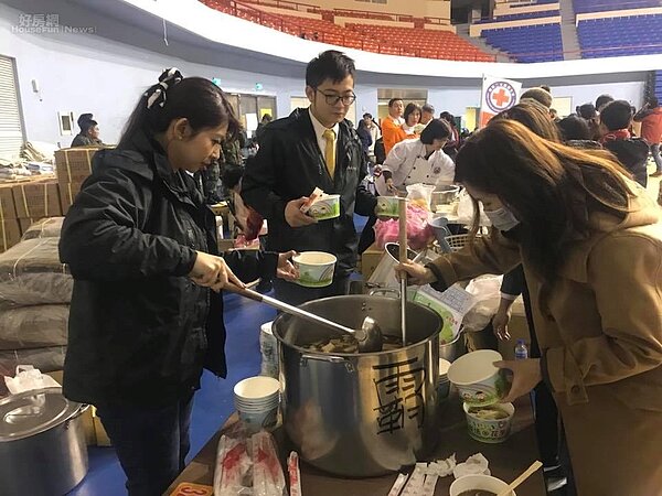 永慶不動產花蓮吉安和平加盟店自發性投入震災,自掏腰包煮羊肉爐、薑母鴨供災民取暖。圖/唐嘉萍提供。