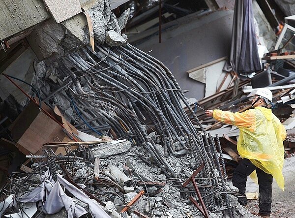 0206花蓮強震傾斜的雲門翠堤大樓,土木技師公會人員現場勘查梁柱受損情況。記者高彬原/攝影