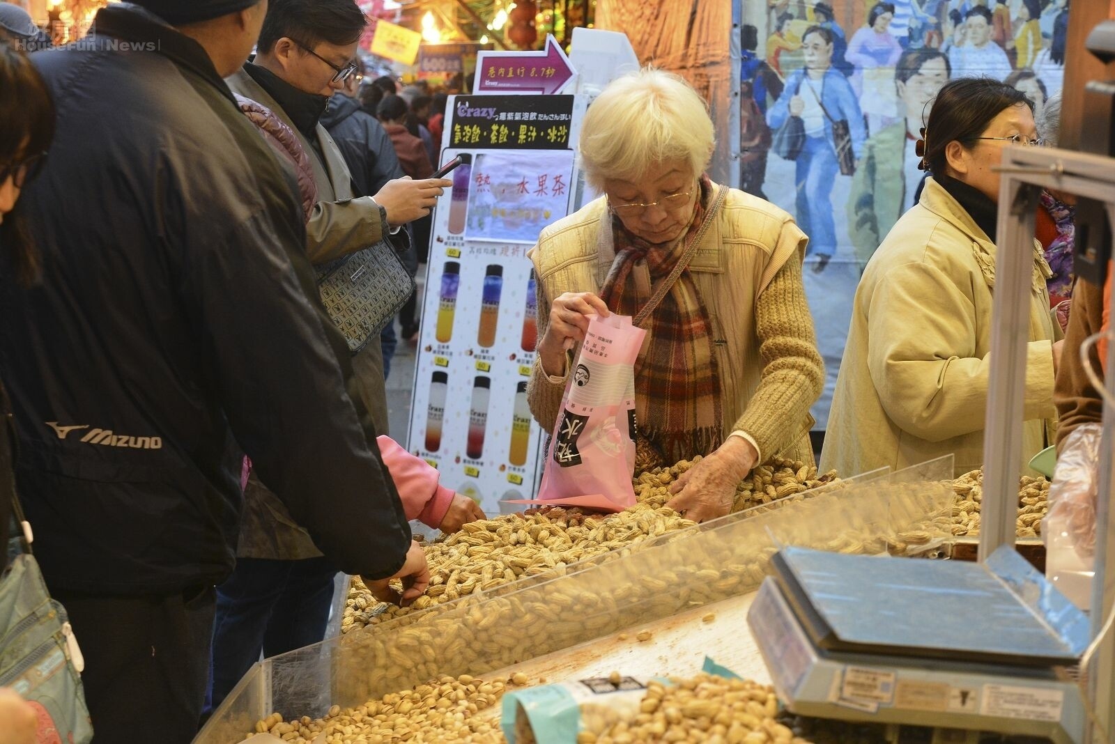 過年將至，民眾出門採買年貨。(示意圖／好房網News記者　陳韋帆／攝影)