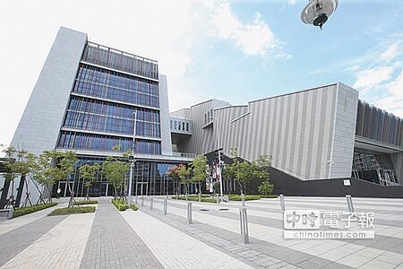 去年重大公共建設包括台灣戲曲中心、台9線南迴公路金崙大橋等，預算達成率明顯提升。圖／本報資料照片 