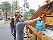 除夕前大掃除　2月14日加班收垃圾