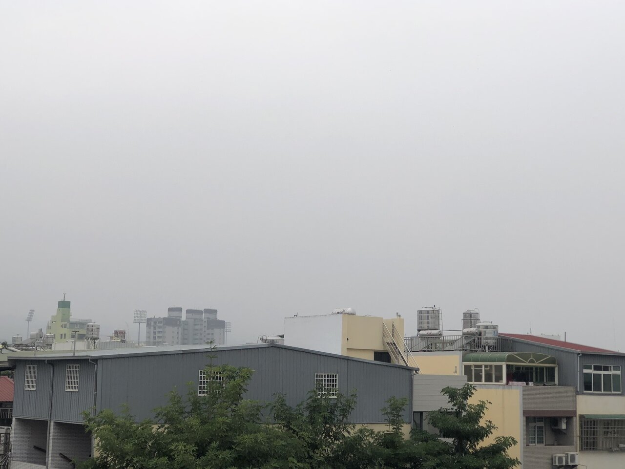 南投縣空氣品質惡化,天空經常灰濛濛,縣政府將在春節期間推動紙錢集中燒,減少空汙排放。記者江良誠/攝影