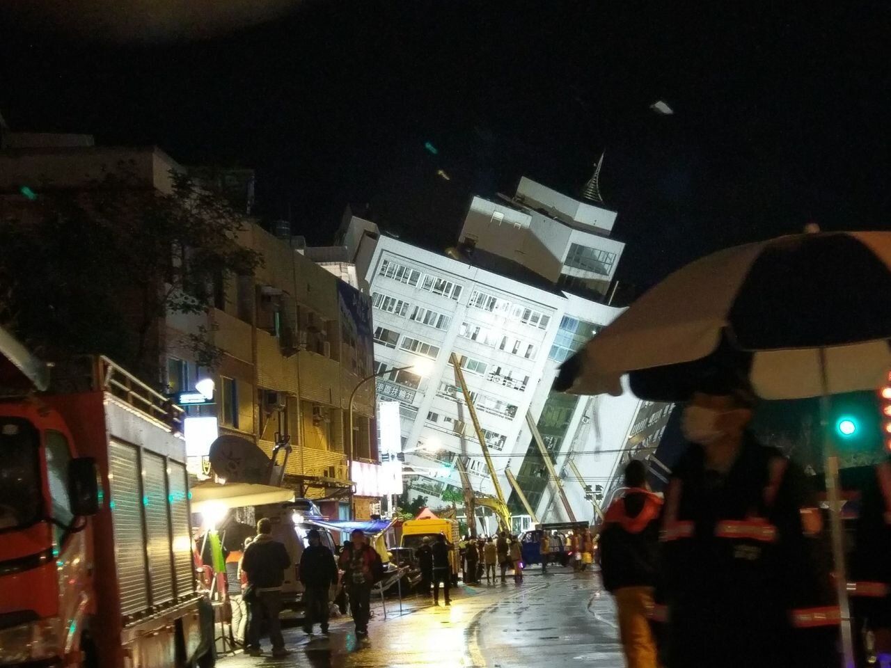 花蓮強震，造成大樓傾斜。記者劉宛琳/攝影