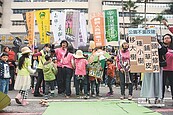 改造公園毀大樹　民團再抗議